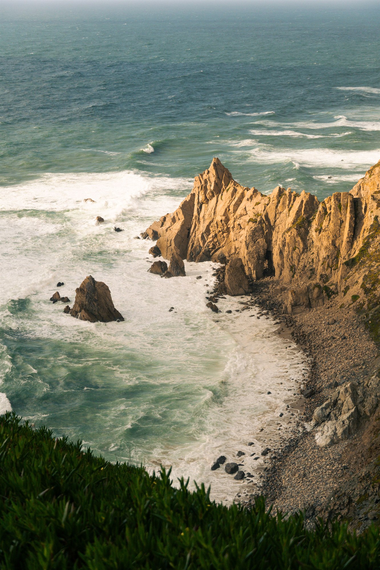 海岸悬崖与浪花
